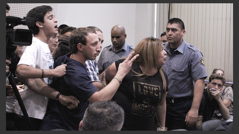 16:22: Disgustados, familiares de las víctimas comenzaron a insultar al acusado.