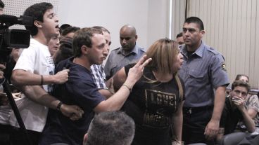 16:22: Disgustados, familiares de las víctimas comenzaron a insultar al acusado.