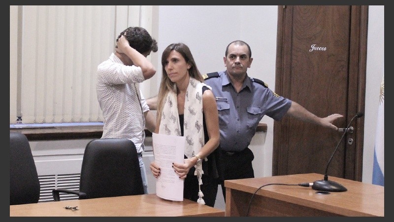 16:23: Federico Gómez tiene que salir rápidamente por una de las puertas traseras de la sala.