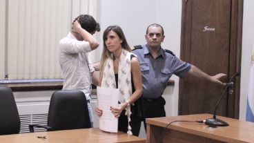 16:23: Federico Gómez tiene que salir rápidamente por una de las puertas traseras de la sala.