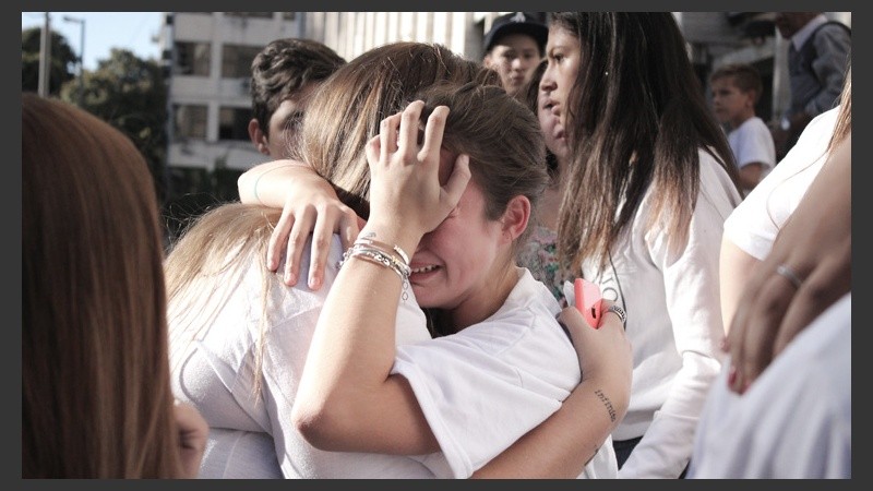 16:26. Afuera de Tribunales, familiares y amigos de las víctimas expresan su angustia por el fallo.