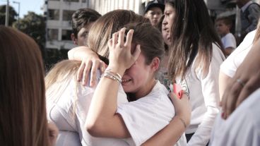 16:26. Afuera de Tribunales, familiares y amigos de las víctimas expresan su angustia por el fallo.