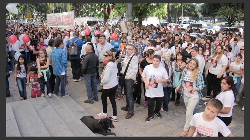 16:30. Toda esta gente esperando la salida de los familiares para darles su apoyo.