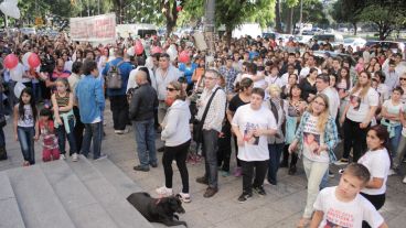 16:30. Toda esta gente esperando la salida de los familiares para darles su apoyo.