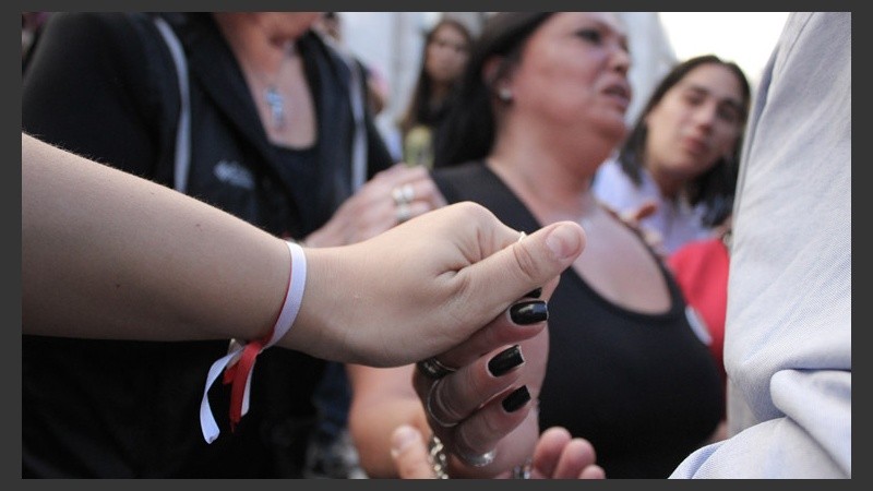 16:32. Una de las madres de los chicos fallecidos recibiendo el cariño de sus allegados.