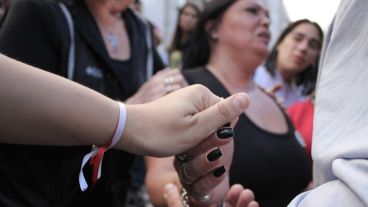 16:32. Una de las madres de los chicos fallecidos recibiendo el cariño de sus allegados.