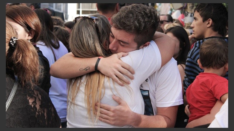 16:33. Abrazos para contener tanta angustia.
