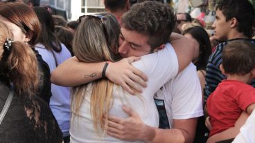 16:33. Abrazos para contener tanta angustia.