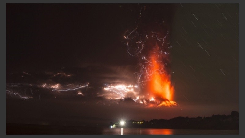 Vista general del volcán activo Calbuco.