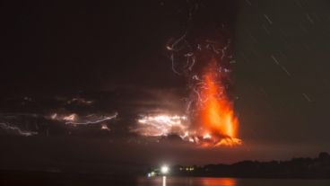 Vista general del volcán activo Calbuco.
