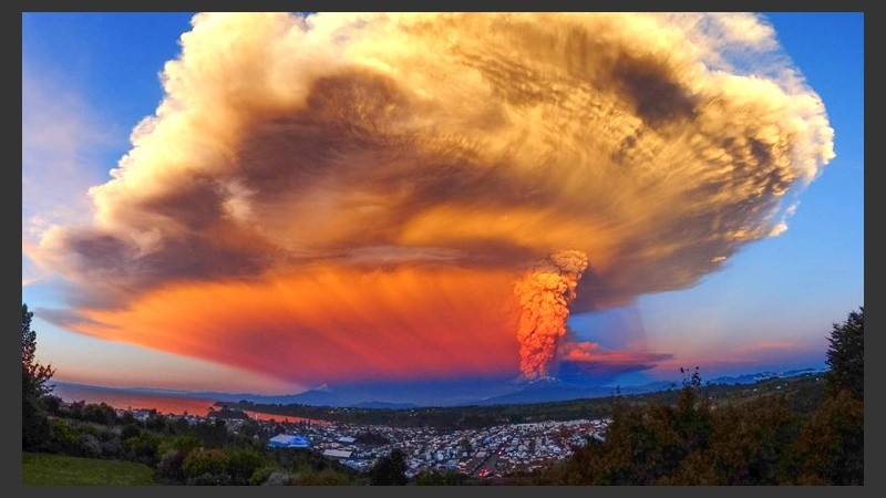 El volcán Calbuco sorprendió a todos y trae complicaciones en localidades chilenas y argentinas de alrededores. (@raulpalma)