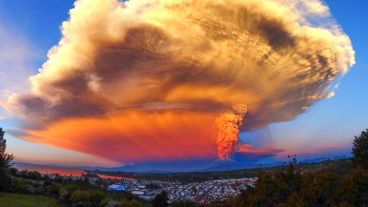 El volcán Calbuco sorprendió a todos y trae complicaciones en localidades chilenas y argentinas de alrededores. (@raulpalma)