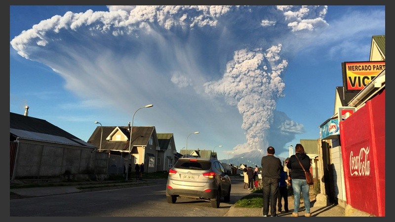 Vista de unas de las localidades de alrededor del volcán minutos después de su erupción. (EFE)