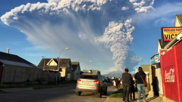 Vista de unas de las localidades de alrededor del volcán minutos después de su erupción. (EFE)
