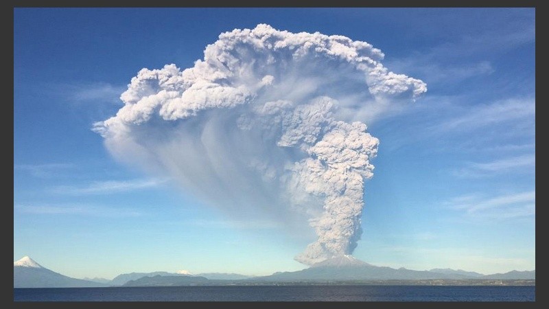 Espectacular imagen minutos después de la erupción. (@raulpalma)