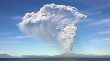 Espectacular imagen minutos después de la erupción. (@raulpalma)