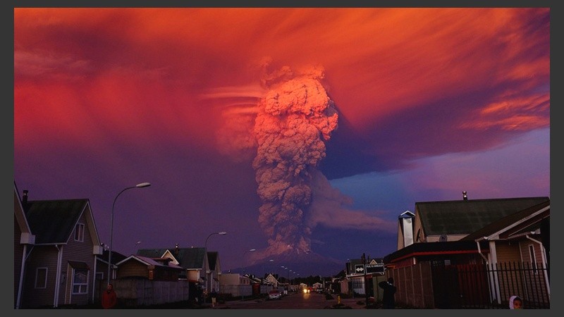 El atardecer y el color particular de las cenizas en el cielo. (EFE)