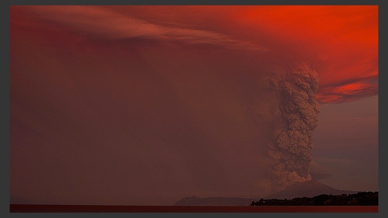 Impactante imagen en la zona de los lagos en la Patagonia. Las cenizas ya llegaron a las localidades de la región. (EFE)