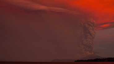 Impactante imagen en la zona de los lagos en la Patagonia. Las cenizas ya llegaron a las localidades de la región. (EFE)