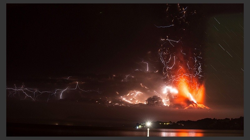 Por la noche, así se vio el volcán. (EFE)