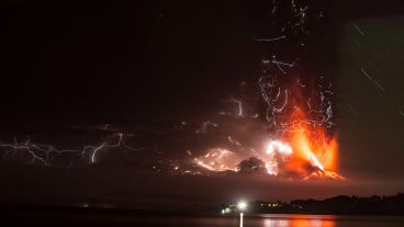 Por la noche, así se vio el volcán. (EFE)