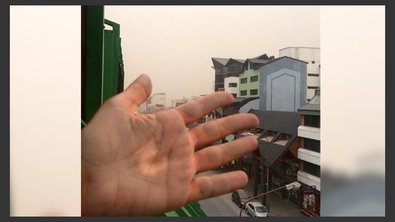 Así amaneció Bariloche este jueves. Cenizas y cielo cubierto. (@HastaProntoCata)