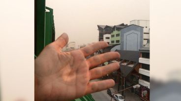 Así amaneció Bariloche este jueves. Cenizas y cielo cubierto. (@HastaProntoCata)