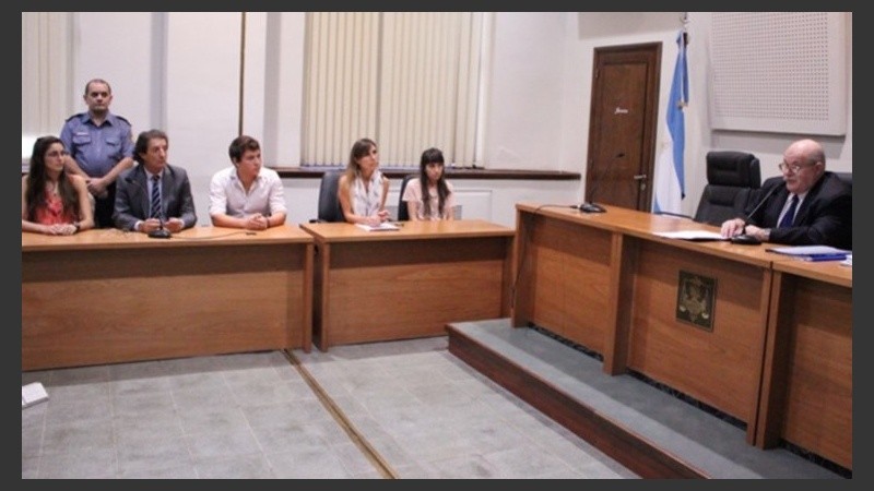 El juez leyó la sentencia que dejó muy disconforme a los familiares de las víctimas. 