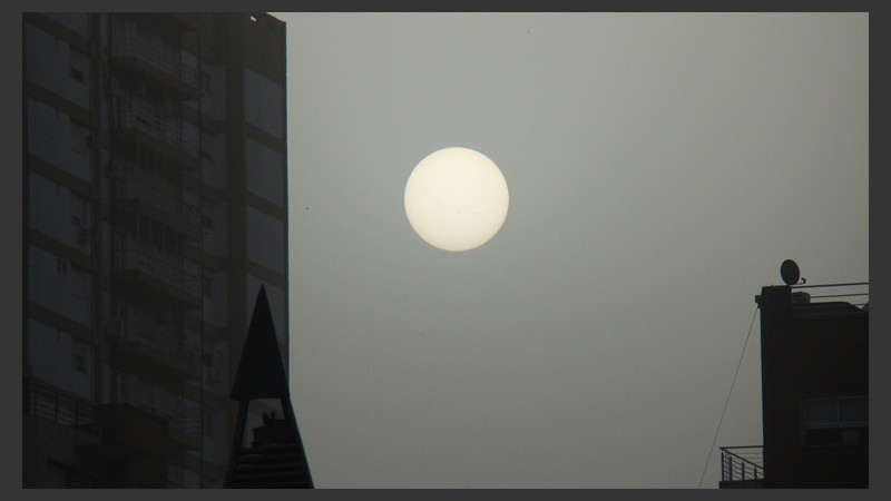 No es la Luna, es el sol al momento de la llegada de las cenizas.