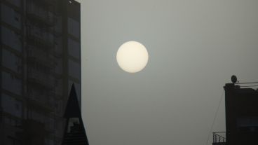 No es la Luna, es el sol al momento de la llegada de las cenizas.