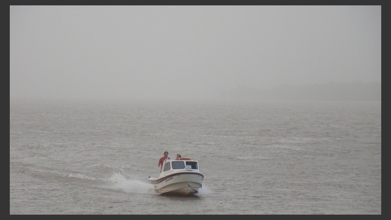 Una lancha escapa de la nube de partículas.