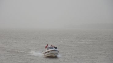Una lancha escapa de la nube de partículas.