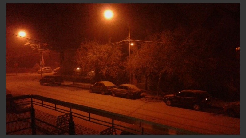 Madrugada en San Martín de los Andes. Parece nieve pero es ceniza.