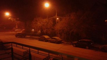 Madrugada en San Martín de los Andes. Parece nieve pero es ceniza.