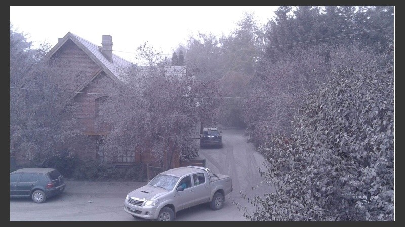 Así amanecía San Martín de los Andes, cubierta de cenizas; y así continuaba hacia el mediodía. 