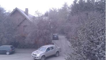 Así amanecía San Martín de los Andes, cubierta de cenizas; y así continuaba hacia el mediodía.
