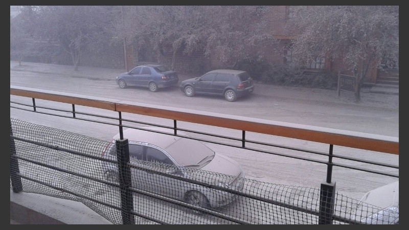 Día gris en San Martín de los Andes por la ceniza.