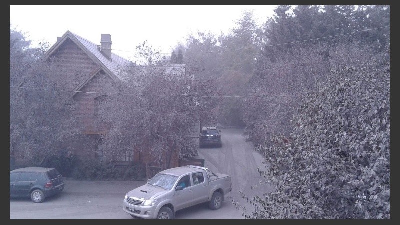 Día gris en San Martín de los Andes por la ceniza.