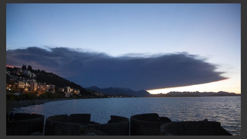 Una vista dese la periferia de Bariloche, donde la nube avanza.