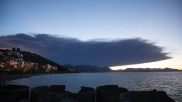 Una vista dese la periferia de Bariloche, donde la nube avanza.