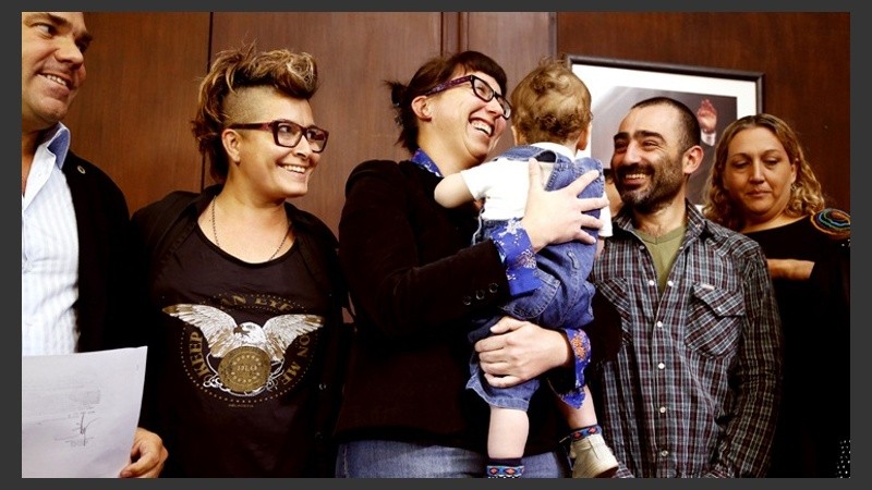 El niño con sus madres y el papá biológico. 