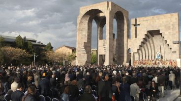 Descendientes de víctimas y armenios llegados de todo el mundo asisten a la ceremonia de canonización de las víctimas en Ereván, Armenia.