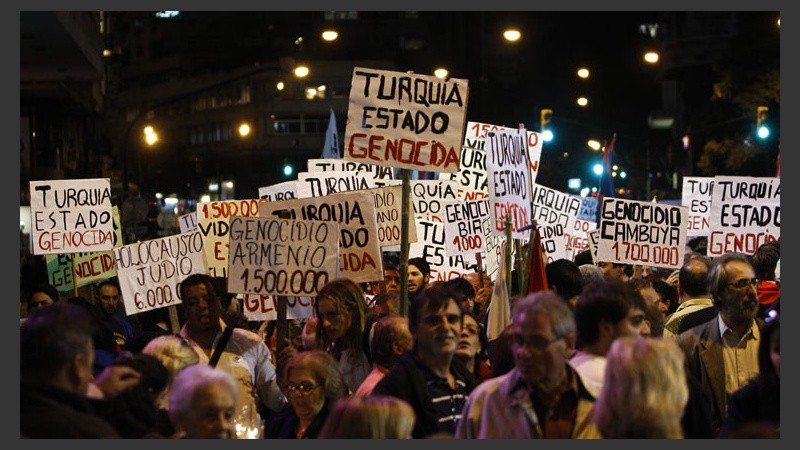 Un grupo de personas marchó por las calles de Montevideo, Uruguay.