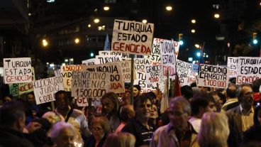 Un grupo de personas marchó por las calles de Montevideo, Uruguay.