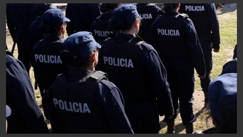 Las oficiales denunciadas tuvieron que entregar sus armas. 