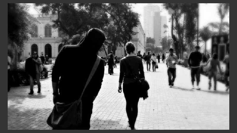 La multa al acoso callejero, una iniciativa que apunta al cambio cultural