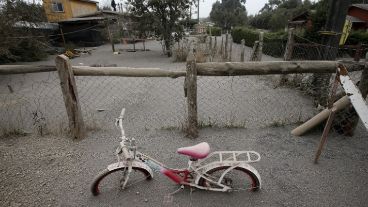 Vista de una bicicleta de niño enterrada en la localidad de Ensenada.