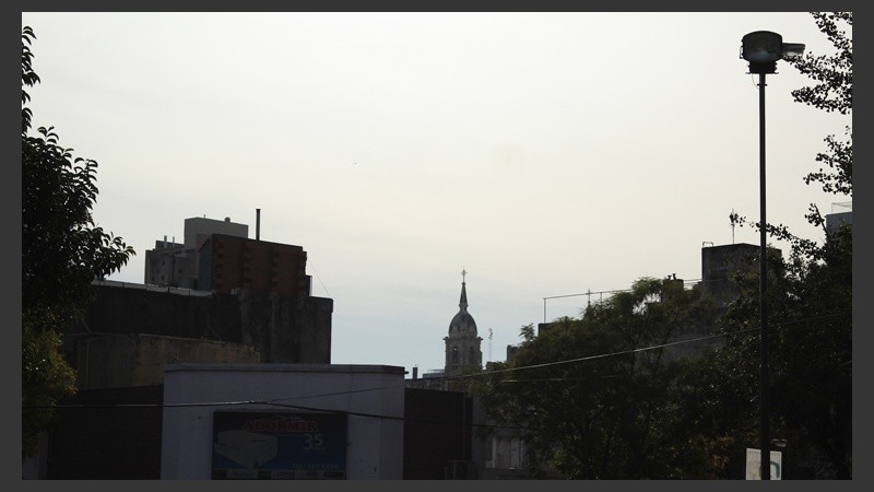 Presencia de cenizas en altura en Rosario este viernes.