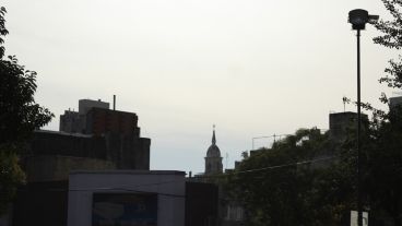 Presencia de cenizas en altura en Rosario este viernes.