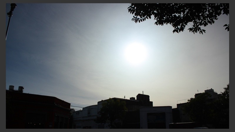 El sol oculto tras el manto de cenizas este viernes en Rosario.